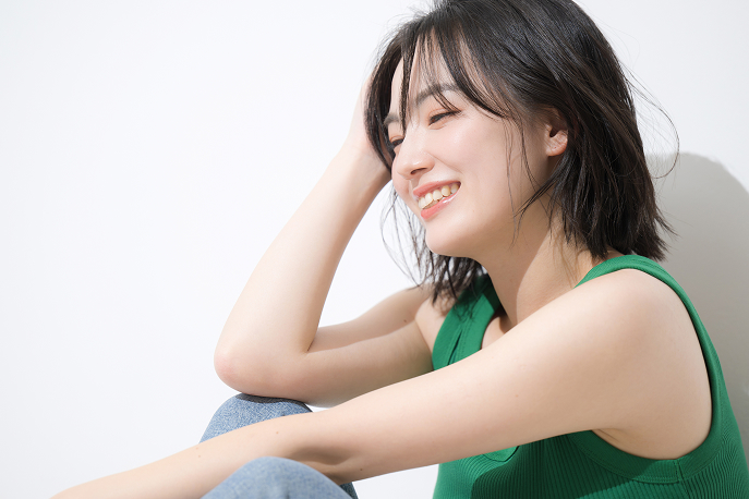 鏡の前でスタイリングを確認するお客様