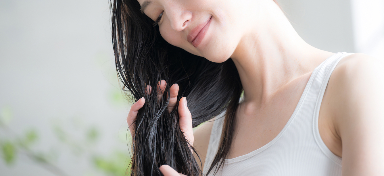 髪に手を添える女性